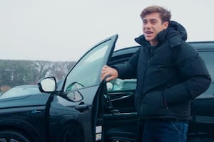 Franco Colapinto ya maneja un auto de Alpine en las calles de Inglaterra