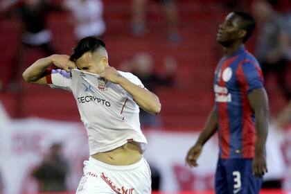Franco Cristaldo festeja su golazo, fue el 1-0 de Huracán ante San Lorenzo; lo sufre Zapata