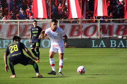 Franco Cristaldo, uno de los mediocampistas ofensivos de Huracán, comanda un ataque del equipo de Dabove