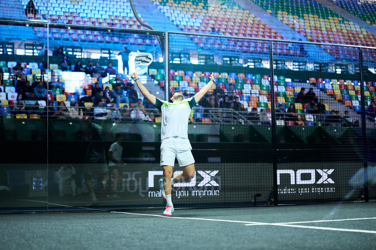 Franco Dal Bianco, en la pista central del Parque Roca, el Mary Terán de Weiss, en la apertura de la máxima acción del Premier Padel de Buenos Aires