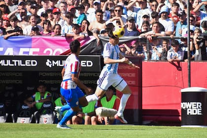 Franco Domínguez cabecea la pelota