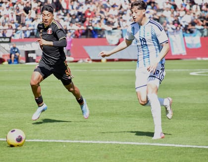 Franco Domínguez lleva la pelota ante la marca de Joaquín Verde