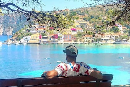 Franco Ferrari es uno de los argentinos que valora la tranquilidad con la que vive en Grecia.