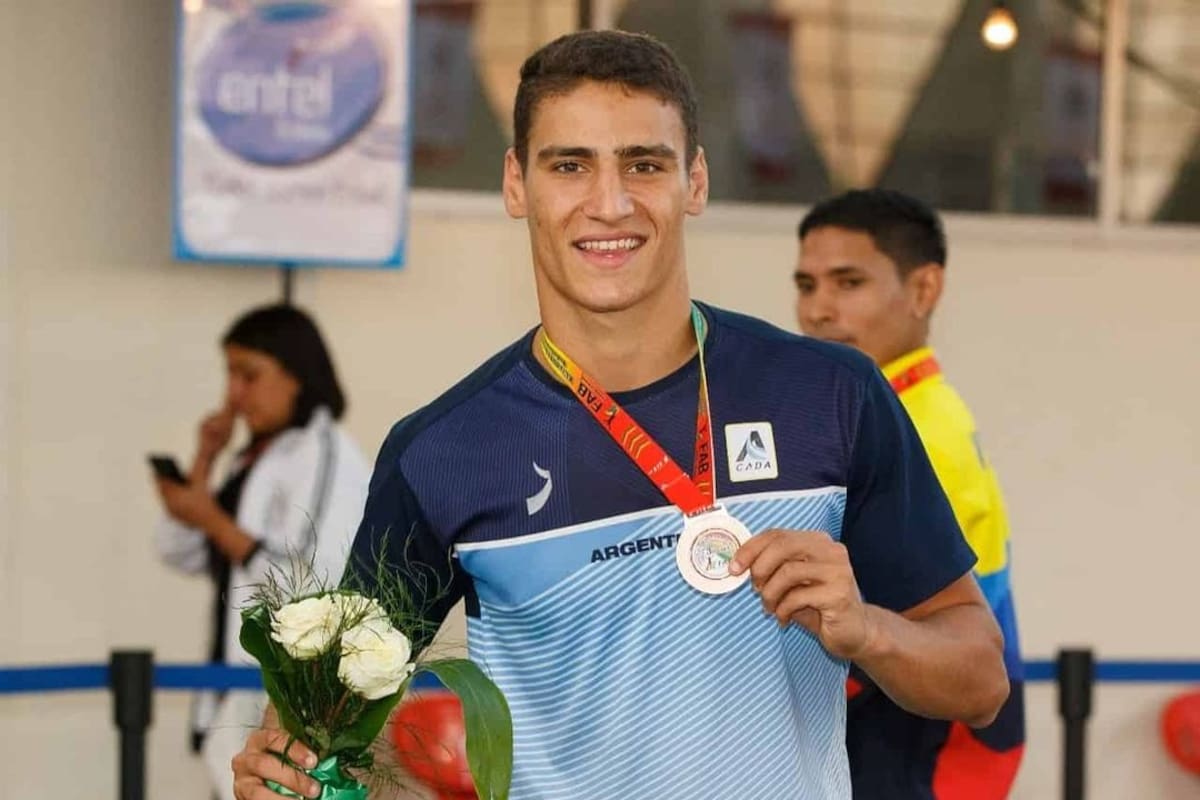 Franco Florio muestra con orgullo su medalla obtenida en el Campeonato Sudamericano Sub 23