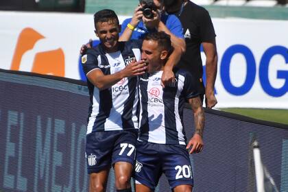 Franco Fragapane festeja junto a Guilherme Parede el segundo gol de Talleres sobre Independiente.