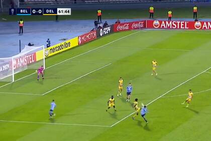 Franco Jara está por sacar el derechazo que se meterá en el ángulo superior izquierdo del arquero de Delfín; Belgrano empató 1-1 en Córdoba, por la Copa Sudamericana