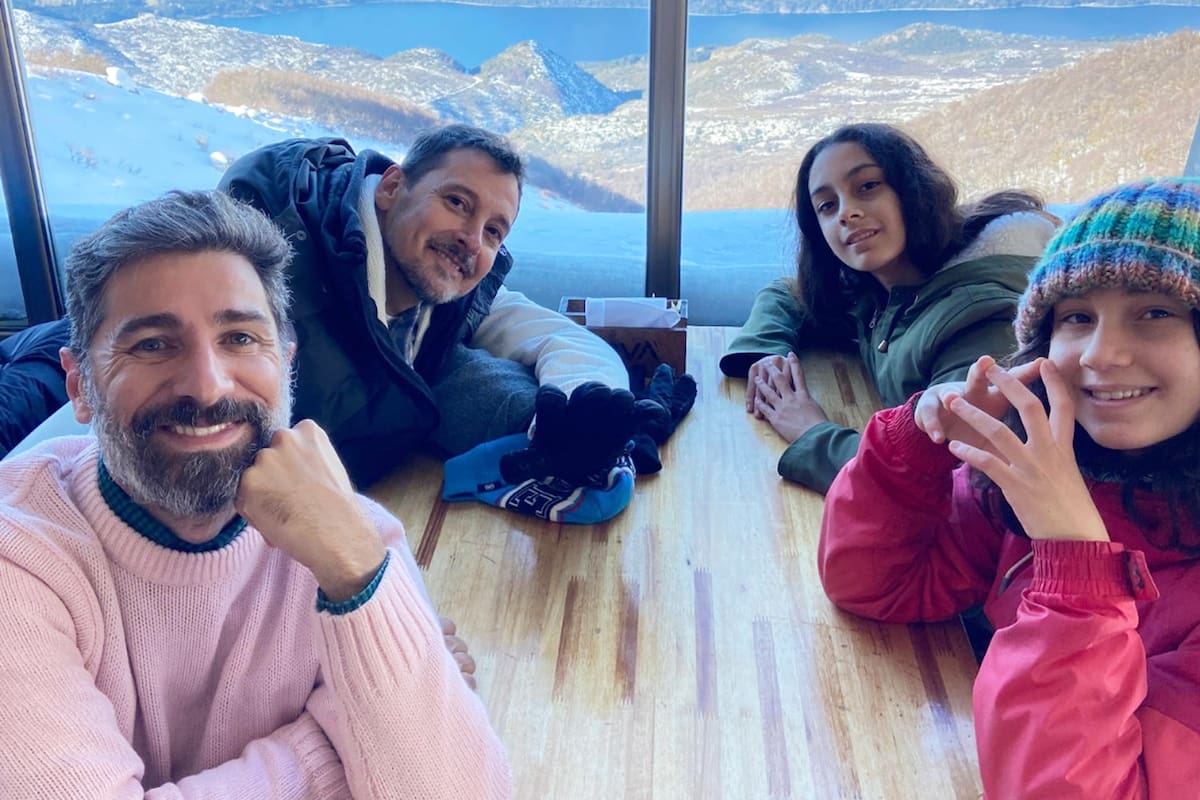 Franco dice que Crys es más expresiva y Ari más tranquila y que todos los días aprenden algo de ellas