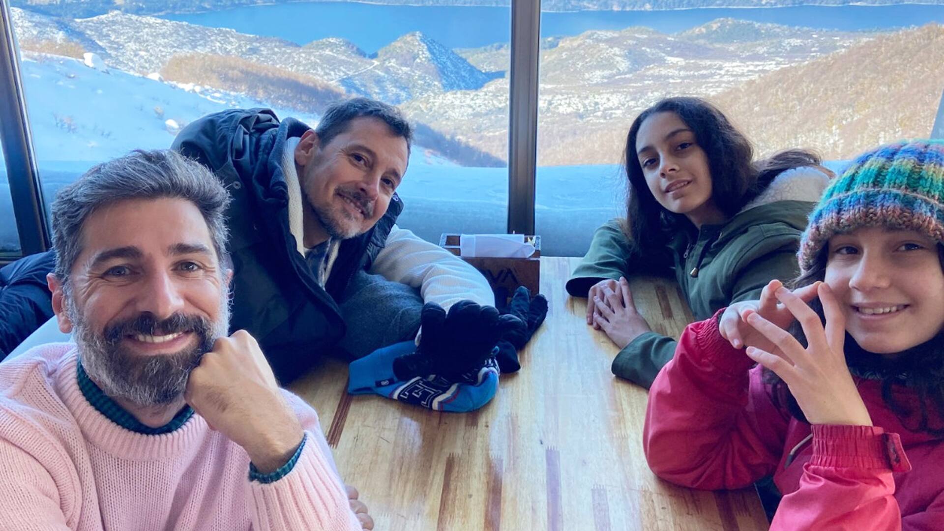 Franco dice que Crys es más expresiva y Ari más tranquila y que todos los días aprenden algo de ellas