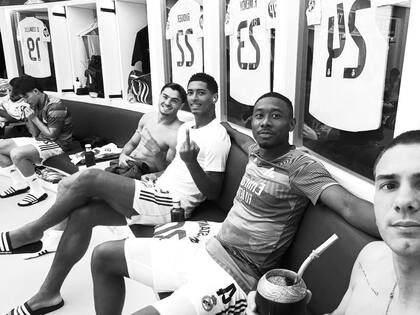 Franco junto a sus compañeros de equipo (Foto: @franco.mastantuono)