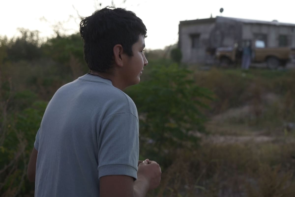 Franco llega caminando a su casa después de la escuela