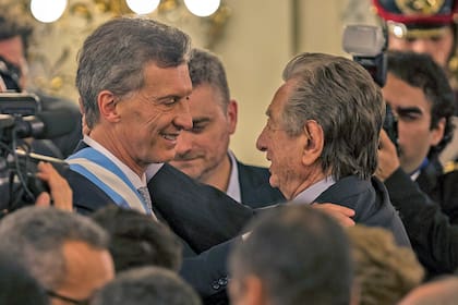 Franco Macri saluda a su hijo Mauricio el día que asumió como presidente