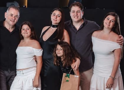 Franco Malacisa con sus hijos