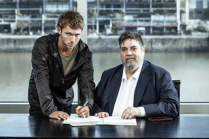 Franco Masini interpreta a Javi, una estrella del fútbol internacional, mientras que Carlos Portaluppi se pone en la piel de su representante