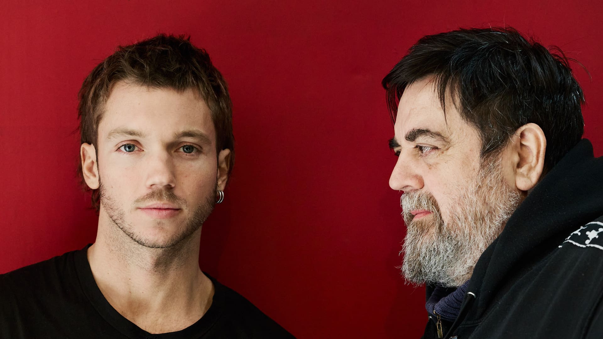 Franco Masini y Carlos Portaluppi se encuentran por primera vez solos sobre un escenario en Dribbling, un thriller que indaga en el poder, la fama, el abuso y los límites de la opinión pública