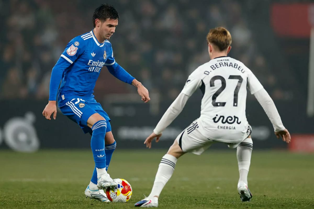 Franco Mastantuno de Real Madrid disputa la pelota contra Bernabeu, de Albacete; el argentino fue muy criticado por los medios españoles