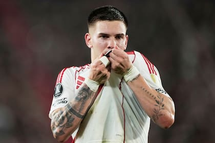 Franco Mastantuono celebra tras anotar un gol contra Independiente del Valle, por la Copa Libertadores (AP Foto/Gustavo Garello)
