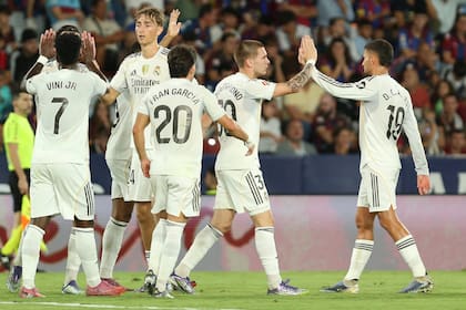 Franco Mastantuono celebrando junto con sus compañeros de Real Madrid ante Levante