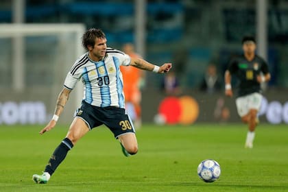 Franco Mastantuono con la pelota, que volvió a la selección tras el Mundial