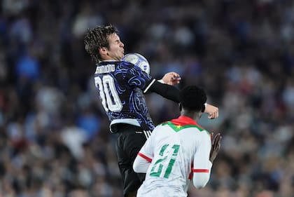 Franco Mastantuono controla la pelota de aire; marcó su primer gol con la albiceleste