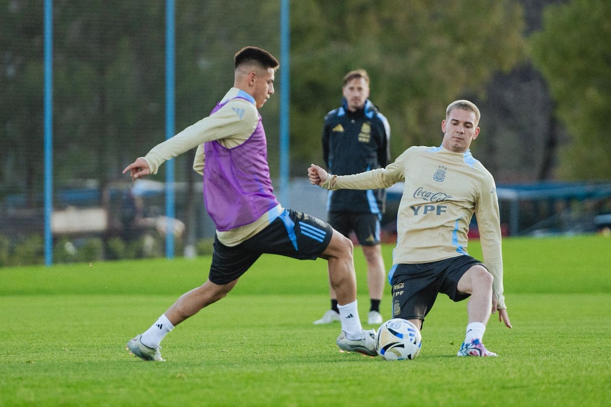 Franco Mastantuono (derecha) en acción ante Claudio Echeverri en un entrenamiento en Ezeiza; el juvenil debutó frente a Chile y puede tener en el Monumental su estreno como titular, este jueves contra Venezuela.