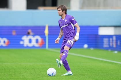 Franco Mastantuono durante la derrota de Fiorentina ante Como 1907 en el estadio Artemio Franchi