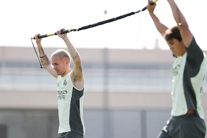 Franco Mastantuono durante uno de los ejercicios realizados en el entrenamiento.