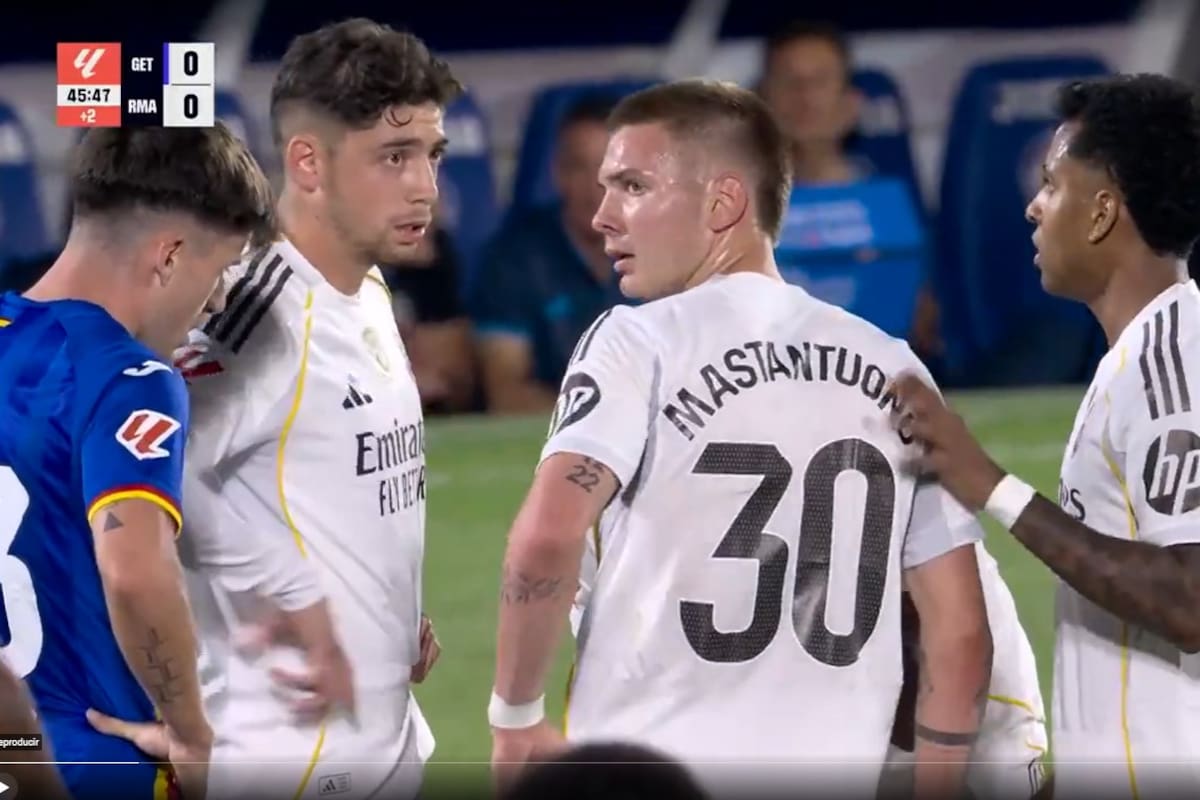 Franco Mastantuono quería patear un tiro libre al borde del área para Real Madrid ante Getafe, pero Alaba no lo dejó