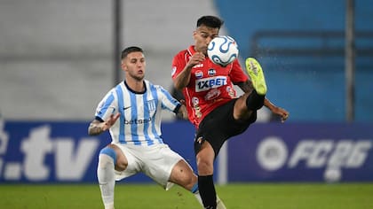 Franco Pardo, de Racing, marca a Adrián Fernández, de Caracas