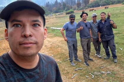 Franco Peláez y Milton Solís, junto con vecinos autoconvocados de Villa Lago Rivadavia, llevan semanas luchando contra el avance del incendio forestal en esa zona chubutense