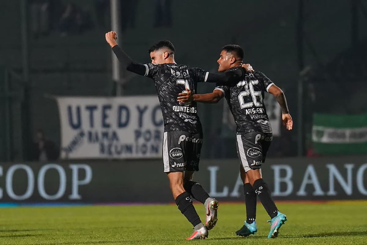 Franco Quinteros festeja con Jair Arismendi su gol, el primero de Sarmiento en el 3-1 a Patronato como local, por la Liga Profesional de Fútbol; triunfo crucial del conjunto de Junín.
