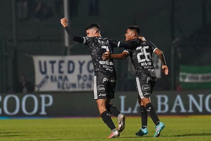 Franco Quinteros festeja con Jair Arismendi su gol, el primero de Sarmiento en el 3-1 a Patronato como local, por la Liga Profesional de Fútbol; triunfo crucial del conjunto de Junín.