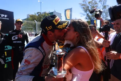 Franco Riva festejando luego de la carrera junto con su mujer