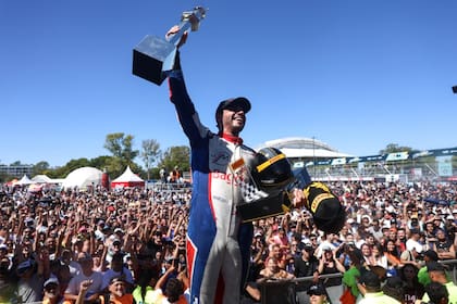 Franco Riva, un festejo emotivo tras ganar la carrera del TC2000 callejero realizado en Buenos Aires