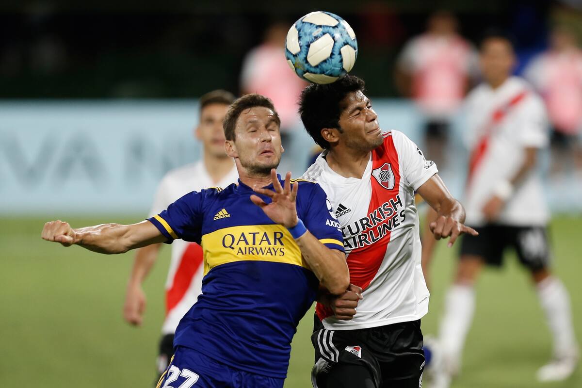 Franco Soldano de Boca Juniors frente a Rojas de River Plate.