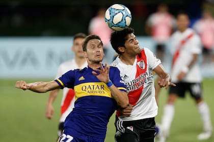 Franco Soldano de Boca Juniors frente a Rojas de River Plate.