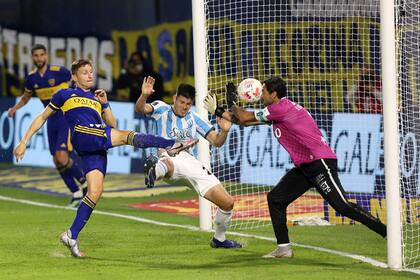 Franco Soldano sella el triunfo de Boca sobre Atlético Tucumán.