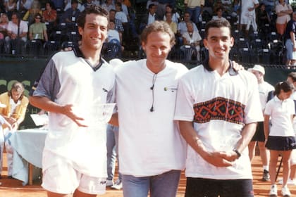 Franco Squillari, ganador de la etapa argentina de la Copa Ericsson 1997, junto con Martín Jaite (director del torneo) y Diego Moyano (finalista).