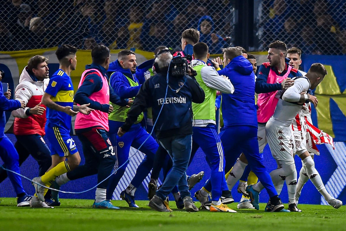 Franco Troyanski mostró su camiseta a una de las populares tras convertir el penal decisivo y los futbolistas de Boca se abalanzan sobre él, mientras lo defienden sus compañeros de Unión.