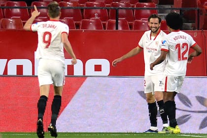 Franco Vázquez festeja su gol para Sevilla contra Elche con Luuk De Jong y Jules Koundé.