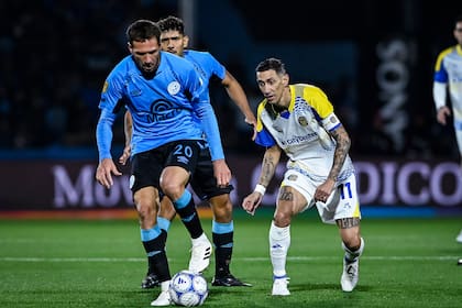 Franco Vázquez pisa la pelota ante la presencia de Ángel Di María; el Mudo, uno de los pilares de la conquista del torneo Apertura 2026 y figura en el triunfo sobre Rosario Central