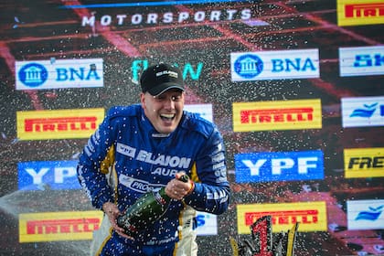 Franco Vivian llegó a la cima del campeonato de TC2000: en San Nicolás sumó el sexto podio consecutivo del calendario