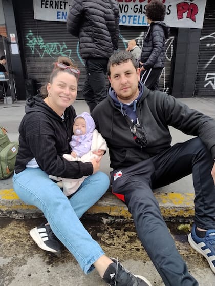 Franco y Yamila con su hija Taína, de tres meses, en la despedida del Indio Solari. "La organización es excelente, nos cuidaron mucho", dijeron