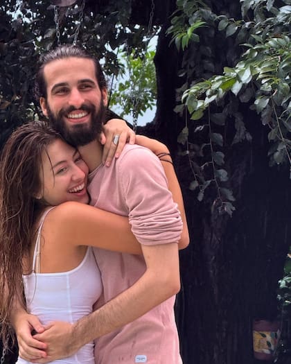Franco Yan junto a su novia, Ernestina Ambiela