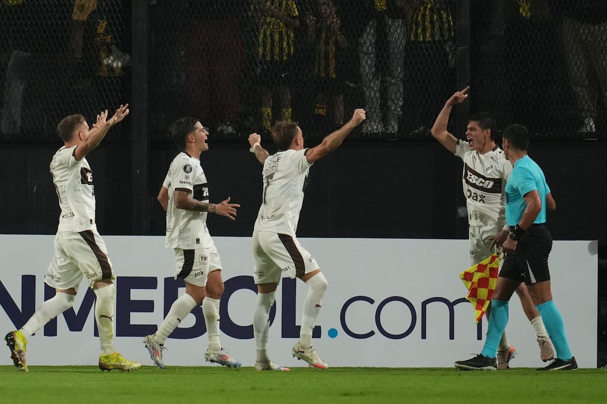 Franco Zapiola espera a sus compañeros para festejar su tanto de penal, el que le dio el triunfo histórico a Platense en la casa de Peñarol, por la Copa Libertadores.