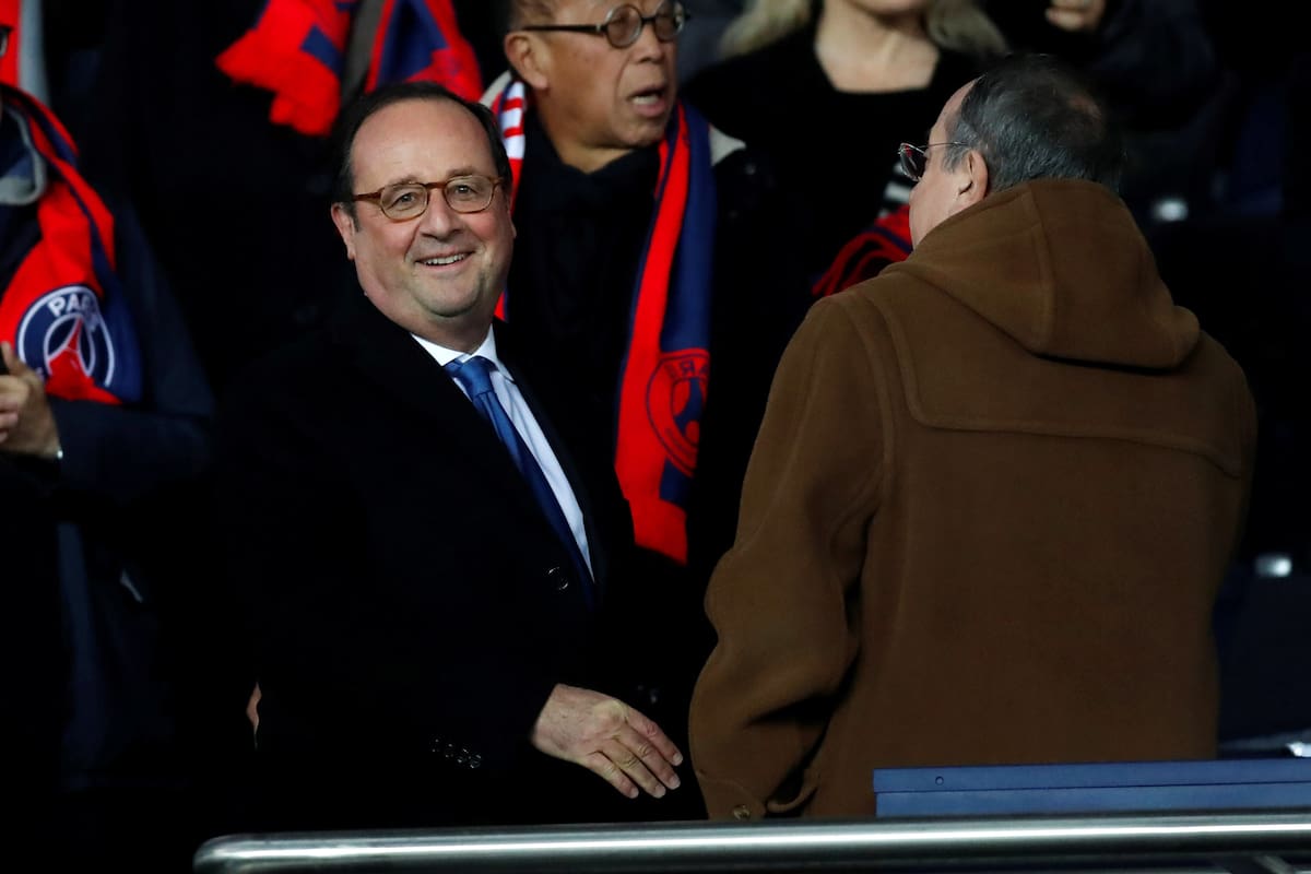 Francois Hollande mirando un partido de la Champions League