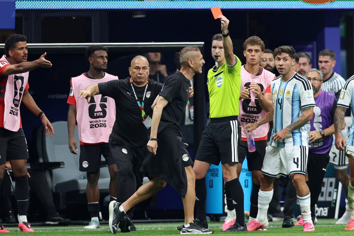 Francois Letexier está bajo la lupa de las autoridades de Egipto por su desempeño en el partido ante la selección argentina. (AP Photo/Colin Hubbard)