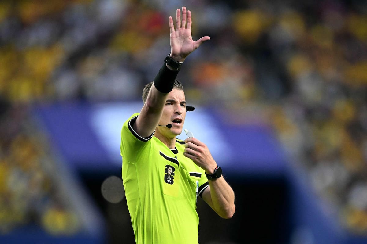 Moisés Caicedo interrompeu o jogo por dores e o árbitro aplicou uma das novas regras: a raiva do equatoriano.