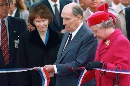 Francois Mitterrand y la reina de Inglaterra Isabel II inauguran el Eurotúnel en Calais, Francia, el 6 de mayo de 1994
