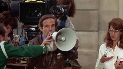 François Truffaut como el director Ferrand, dirigiendo Les presento a Pamela en la ficción de La noche americana