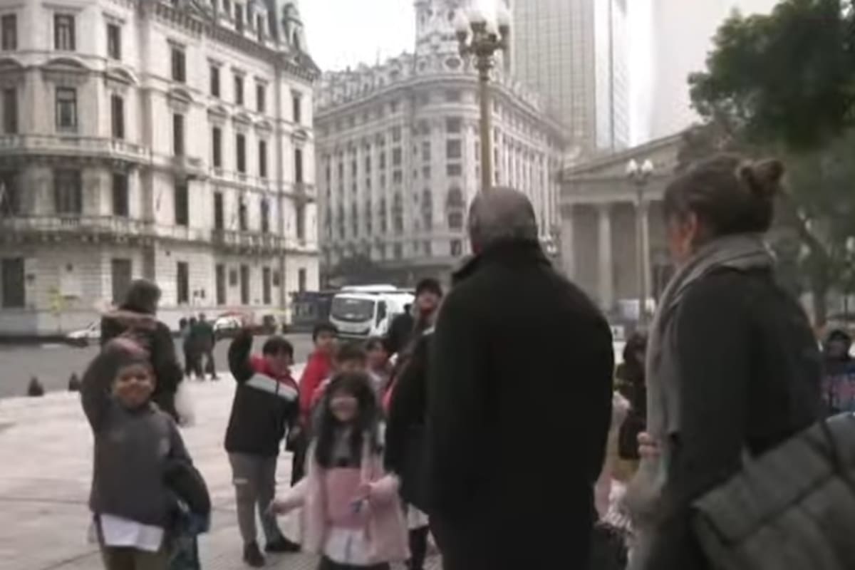 Francos cuando se encontró con un grupo de alumnos en la Plaza de Mayo